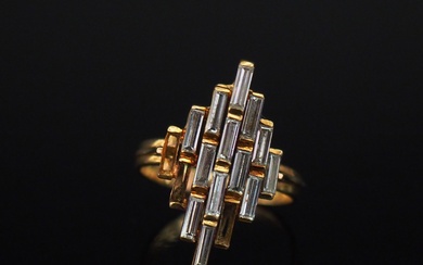 Bague de forme marquise en or jaune 750, sertie de treize diamants baguette. TDD. 57...