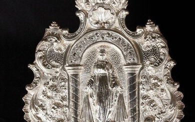 Bénitier d'applique en argent repoussé à décor au centre de la Vierge couronnée sous arcature...