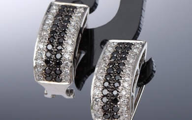 Black & white diamond earrings of 18 kt. white gold, total approx. 0.96 ct. (2)