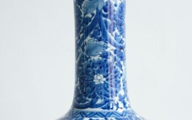 Bottle vase - Blue and white - Porcelain - Lotus flower - China - Qing Dynasty (1644-1911)