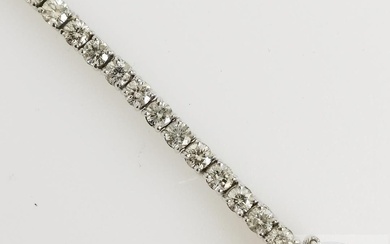 ! Bracelet "Tennis" en or blanc avec 60 diamants pour un total de 5,50ct !...