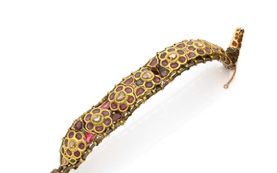 Bracelet en or jaune 18k (750‰) à motifs floraux double face, sertis de diamants table...