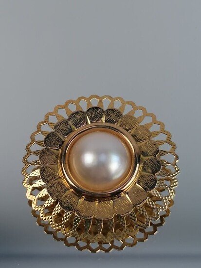 Broche pendentif en or jaune agrémentée d'une perle mabé. PB: 12,57 grs