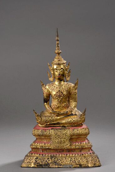 Buddha assis en dhyanasana sur un haut socle d'ou...