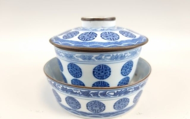 CHINE, XIXème. BOL COUVERT et coupe en porcelaine "bleu de Hue" (égrenure). Dim: H. bol:...