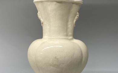 CHINE, XXe. Vase en porcelaine blanc de chine de forme quadrilobée, le col et le...