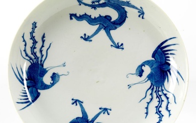 COUPE creuse en porcelaine dite «bleu de Hué» de forme circulaire reposant sur un léger...