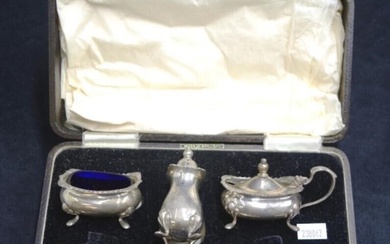 Cased sterling silver cruet set