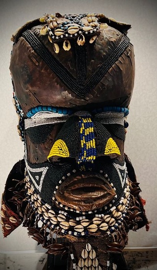 Ceremonial blade - Wood, cowrie, beads, animal skin, copper, cloth, fibres. leather - Geweldig Bushoong Bwoom Royal-masker. - Bakuba - DR Congo
