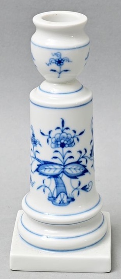 Chandelier, Meissen, 2e moitié du 20e s. Porcelaine, décor de motifs d'oignons. Tige en colonne...