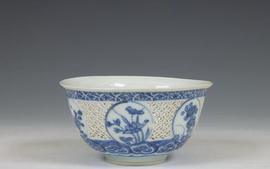 China, a blue and white porcelain openworked bowl, 18th century