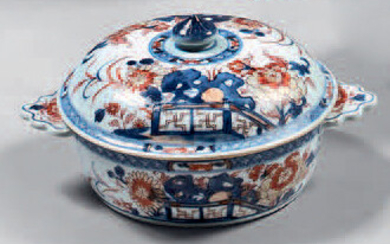 China porcelain bowl and lid. 18th century. Circular shape, flattened handles, Imari decoration of hedges and flowered rocks, small restoration on the edge of the lid, small wears.