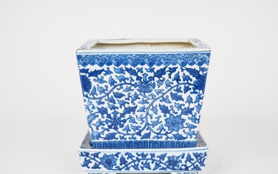 Chine, XXe siècle, Jardinière et son présentoir en porcelaine bleu blanc à décor de rinceaux...