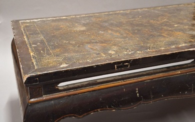 Chine, XXème siècle Une table basse en bois,... - Lot 251 - De Baecque et Associés
