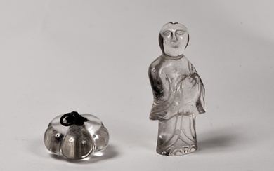 Chine, fin XIXe siècle. Lot comprenant deux sujets en cristal de roche, dont un pendentif...