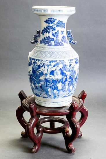 Chinese vase in white and blue porcelain. Early 19th century. On carved wooden base. Height: 42 cm. Exit: 300uros. (49.916 Ptas.)