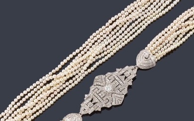Collar largo con ocho hilos de perlitas con importante broche 'art decó' con diamantes talla brillante y 8/8 sobre montura de platino.