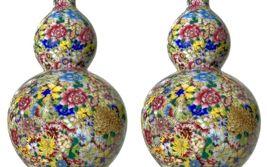 Coppia di piccoli vasi cinesi a doppia zucca decorati nello stile ”mille...
