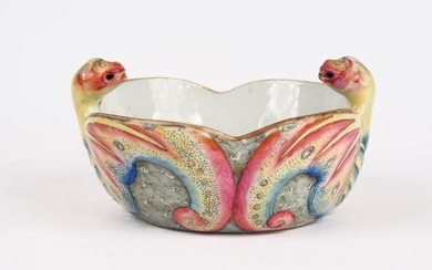 Coupe en porcelaine prenant la forme d'un double papillon émaux famille rose marque époque Daoguang...