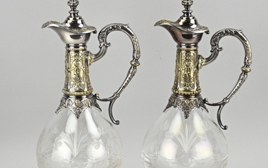 Deux carafes historicistes en métal avec gravure florale sur verre + représentations de putti sur...