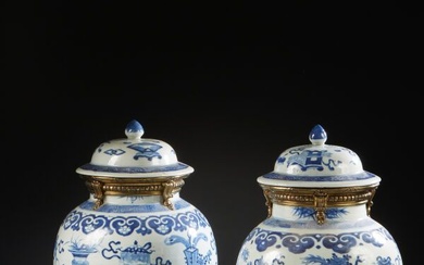 Deux potiches formant pendant, de forme balustre, en porcelaine à décor bleu et blanc d'instruments...
