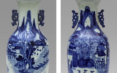 Due vasi in porcellana decorati in bianco e blu con paesaggi, Cina...