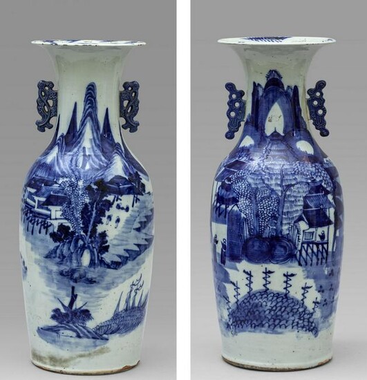 Due vasi in porcellana decorati in bianco e blu