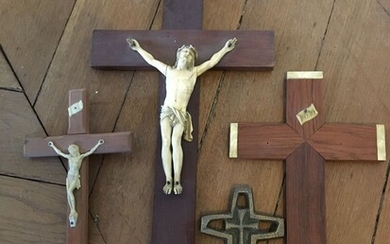 Ensemble de deux crucifix et une croix en bronze.