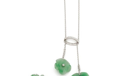 Ensemble en or gris 18K (750), composé d'un collier négligé retenant 2 fleurs en jade...