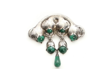 Evald Nielsen: A Danish “Skønvirke” malachite brooch set with six cabochon-cut and one pearshaped malachite. L. 7 cm. Circa 1910.