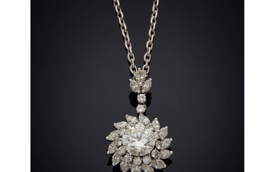Exceptionnel pendentif en platine (950/000) et diamants, serti en son centre d'un important diamant de...
