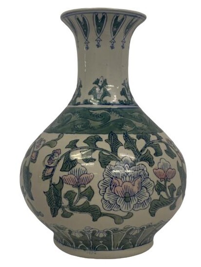 FLORAL AND FILLEGRE CHINESE CERAMIC VASE 9"