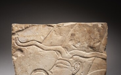 FRAGMENT DE BAS-RELIEF EN CALCAIRE Dans le style égyptienFragment de bas-relief orné d'un visage de...