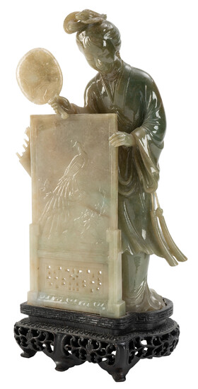 Femme à l'éventail avec écran de table, sculpture en jade, Chine, sur socle, h. 19 cm (sans socle) (éclats)