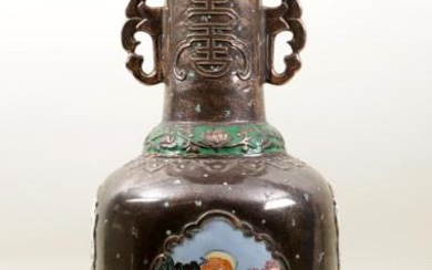 Gepolychromeerde Chinees porseleinen vaas met portretten, h.61 cm....