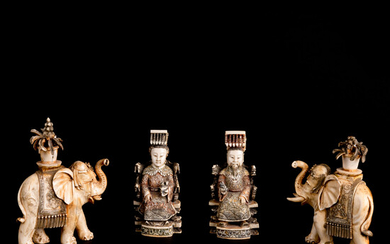 Gevarieerd lot ivoor. India en China. 20ste eeuw. Bestaande uit: 1. paar olifanten met bloemenvaas op rug, ijzerhouten