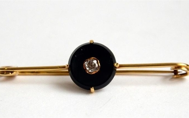 Gold (750) brooch set with an onyx disc...