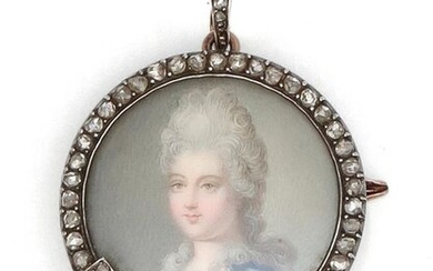 Gold and silver pendant brooch, decorated with a miniature representing the portrait of Marie-Antoinette in a setting of rose-cut diamonds. The bélière is shiny. Dimensions : 2.7 x 4.5 cm. P. Brut : 9 g. In a box.