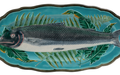 Grand plat à poisson en faïence polychrome de Wedgwood à fond turquoise, 3ème quart du XIXe. De forme ovale avec décor en relief d'un s