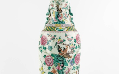 Grand vase chinois de la famille rose, décoré de poulets et de fleurs. État de...