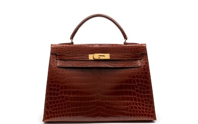 Hermès - Borse 32 cm Kelly Sellier Bag, 1991 Cognac Niloticus crocodile leather 32 cm Kelly Sellier Bag, gold tone hardware, tiret unstitched (defects) This bag is subject to Cites export/import restrictions and will require export/import permit to...