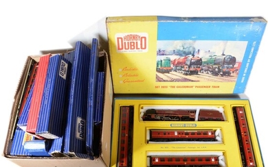 Hornby Dublo OO gauge model railway set 2023, coaches and track.
