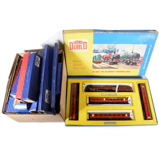 Hornby Dublo OO gauge model railway set 2023, coaches and track.