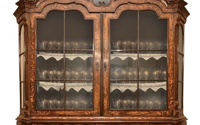 Important cristallier hollandais entièrement marqueté, deux portes supérieures avec verres et six tiroirs à la...