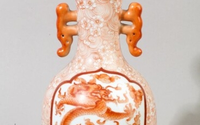 Japon. Vase balustre décoré en rouge d'un... - Lot 51 - Gros & Delettrez