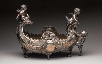 Jardinière en forme de navette en métal argenté de style Rocaille à décor d'angelot et...