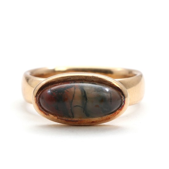 Johan Torp: An agate ring set with a cabochon-cut moss agate, mounted in 14k gold. Size app. 52. Weight app. 7 g. 1970.