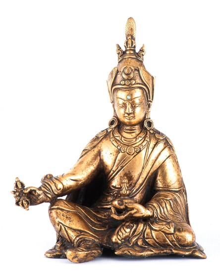 Lama du Tibet assis en bronze doré tenant un shakra dans sa main droite et...