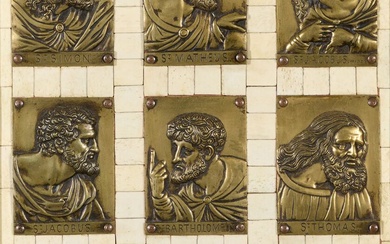 "Les apôtres". Neuf plaques en bronze patiné. Elles représentent Saint Simon Mathieu, Saint Jean, Saint...