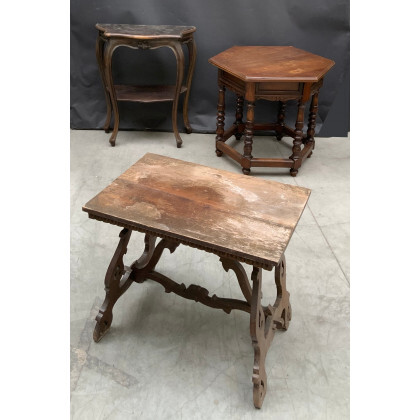 Lotto composto da due tavolini e una piccola consolle in legno di epoche diverse (difetti)